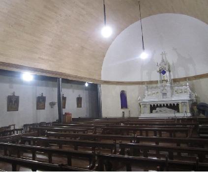 Aménagement intérieur d'une chapelle.